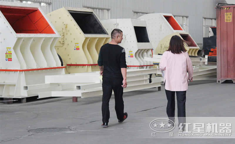 用戶來紅星廠區(qū)參觀了解錘式破碎機(jī)
