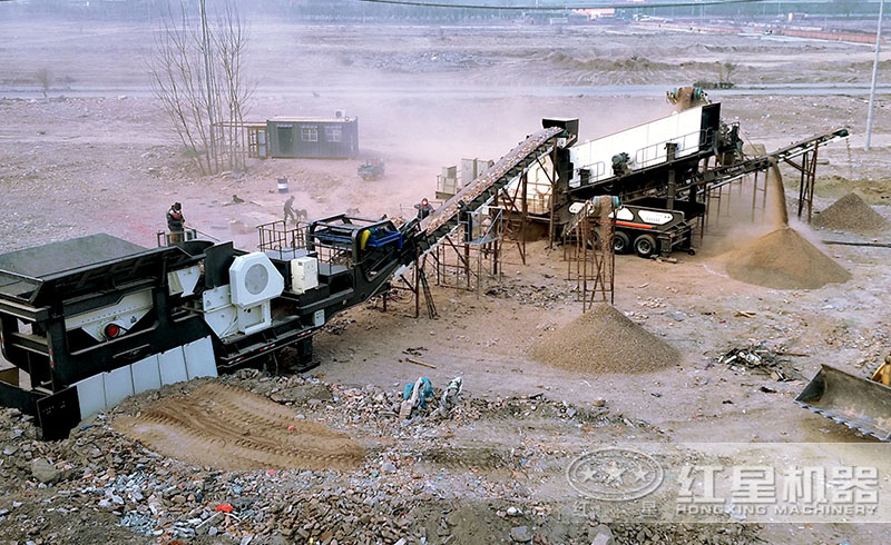 紅星輪胎式移動破碎站碎石現(xiàn)場