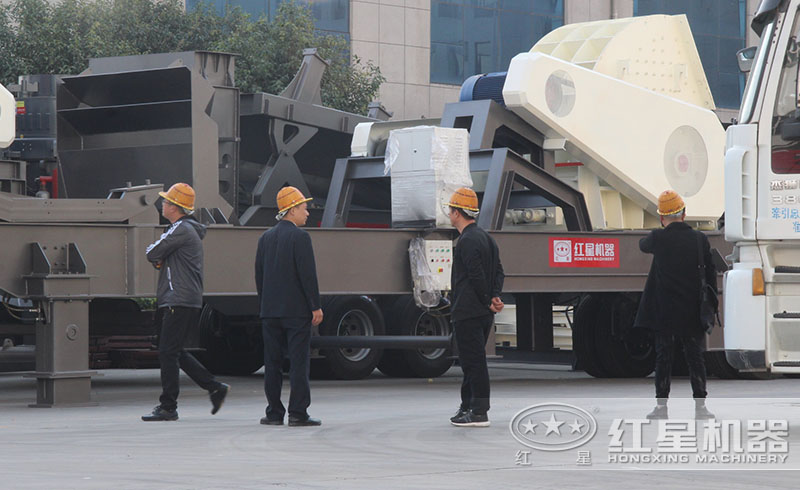 紅星輪胎式移動破碎站廠家直銷，價格實惠，吸引各地用戶前來參觀購置