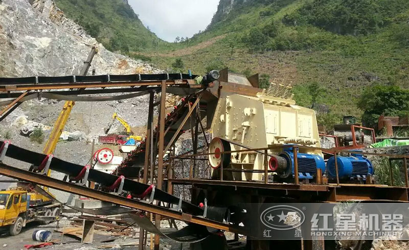 紅星反擊式破碎機碎石現場