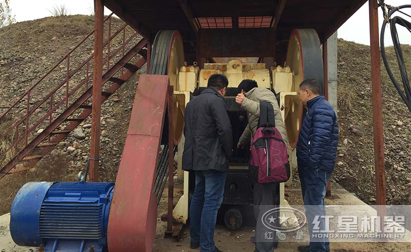 紅星工作人員帶領(lǐng)用戶現(xiàn)場(chǎng)參觀碎石生產(chǎn)線