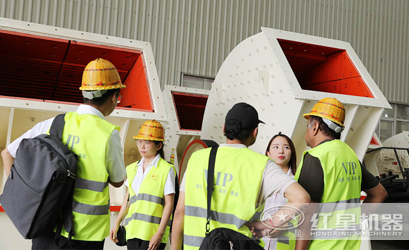 用戶來紅星廠區(qū)實地參觀錘式破碎機
