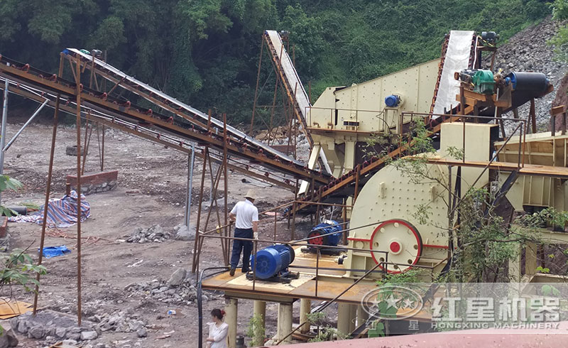 紅星錘式破碎機(jī)生產(chǎn)線現(xiàn)場(chǎng)