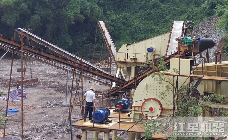 紅星錘式破碎機安裝現場