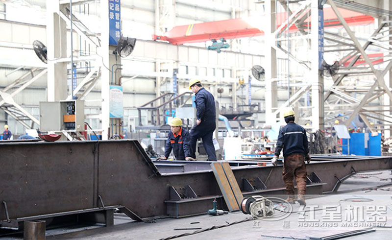 移動打砂機生產(chǎn)車間，紅星工作人員用專注于鑄造