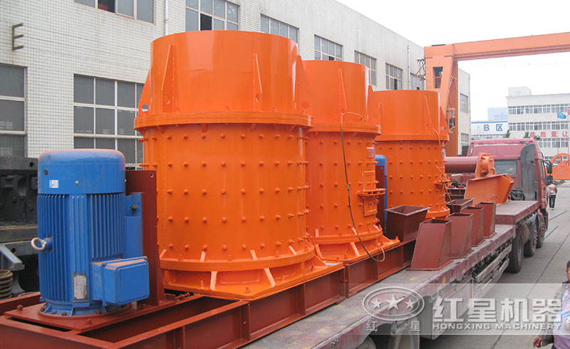 復(fù)合式煤矸石粉碎機正裝車發(fā)貨中