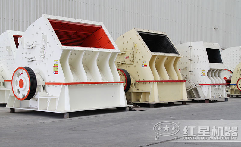 紅星錘式破碎機(jī)生產(chǎn)車間，多種機(jī)型任您挑選