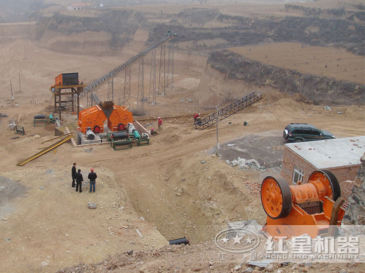 紅星顎式破碎機(jī)組建現(xiàn)場(chǎng)