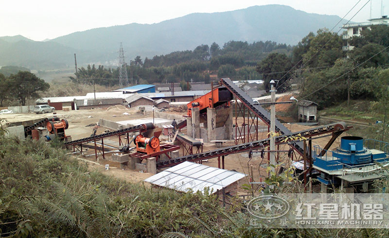 紅星湖南用戶的新型制砂機(jī)生產(chǎn)線現(xiàn)場(chǎng)