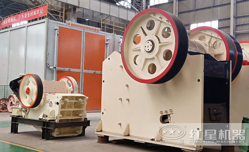 紅星鄂式破碎機(jī)車(chē)間一角