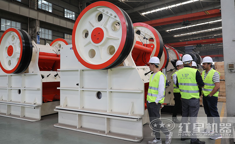 用戶(hù)來(lái)紅星廠(chǎng)區(qū)參觀(guān)顎式破碎機(jī)