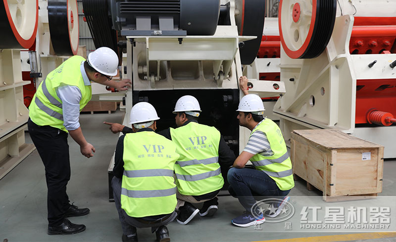 紅星工作人員正帶領(lǐng)用戶(hù)詳細(xì)了解顎式破碎機(jī)