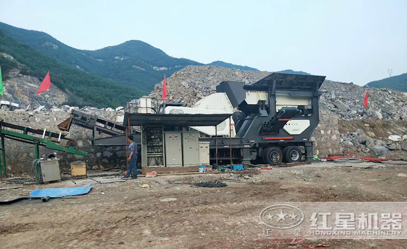 移動(dòng)式錘破碎石生產(chǎn)線現(xiàn)場(chǎng)