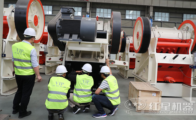 用戶來紅星廠區(qū)參觀破石機(jī)