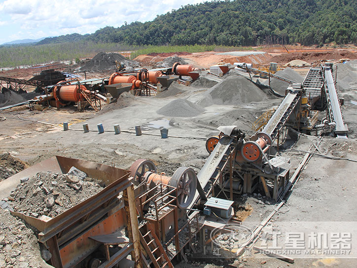 紅星顎式破碎機(jī)生產(chǎn)線現(xiàn)場(chǎng)，配置合理、高產(chǎn)運(yùn)行、節(jié)能環(huán)保