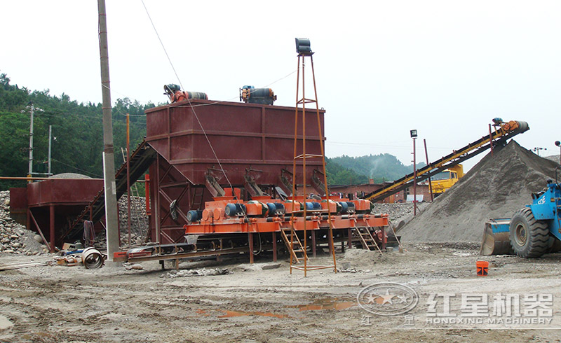 紅星用戶對(duì)輥式破碎機(jī)粉砂現(xiàn)場(chǎng)