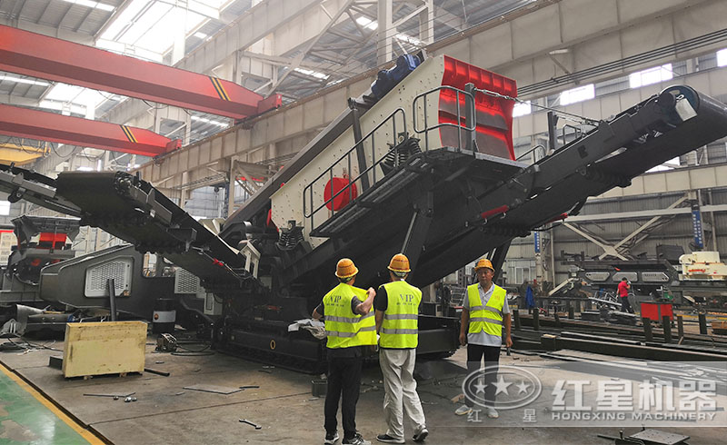 紅星移動式破石機鑄造車間，工作人員正帶領用戶參觀了解移動式破石機