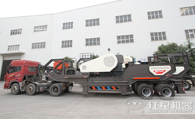 多臺移動式破石機已裝車欲發(fā)往福建