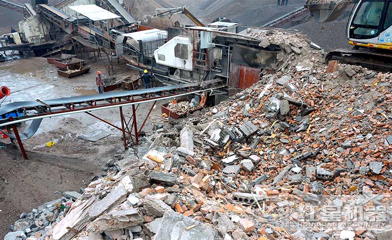 洛陽移動式建筑垃圾破碎現(xiàn)場