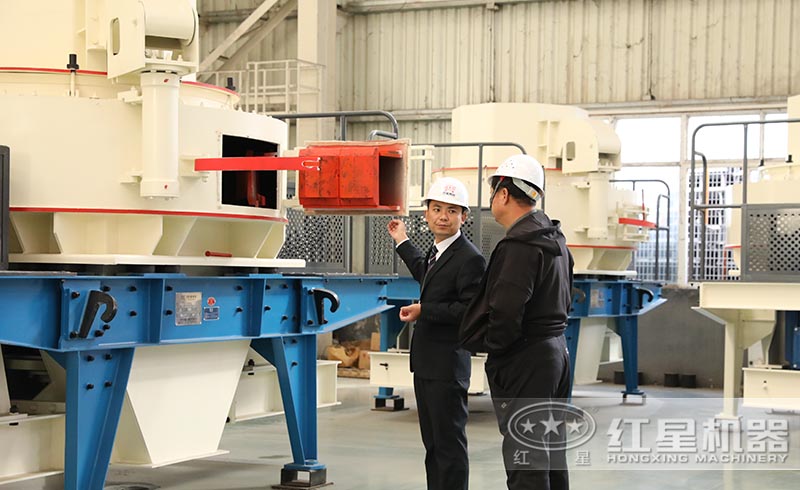 用戶來(lái)紅星廠區(qū)參觀了解石灰石粉砂機(jī)
