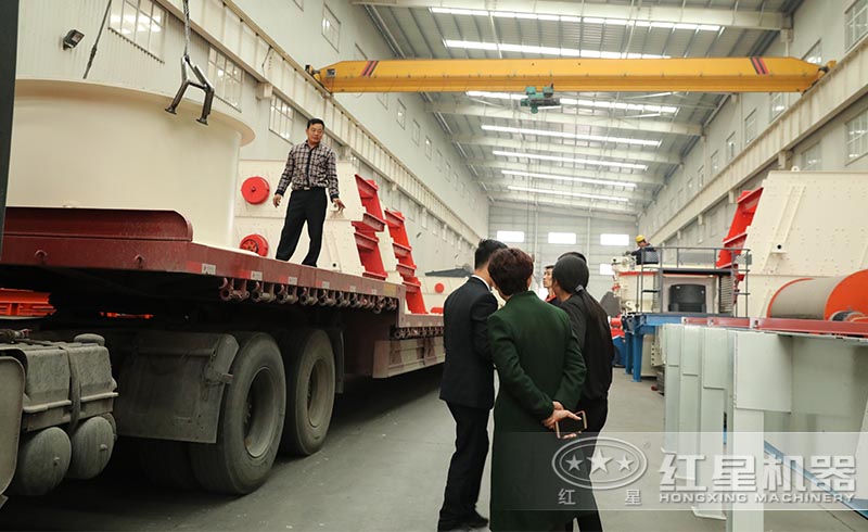 安徽用戶在紅星購(gòu)置了全套石灰石粉砂生產(chǎn)設(shè)備，正火速裝車(chē)中