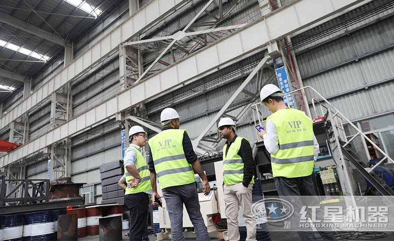 印度用戶來廠參觀購置圓錐式破碎機(jī)