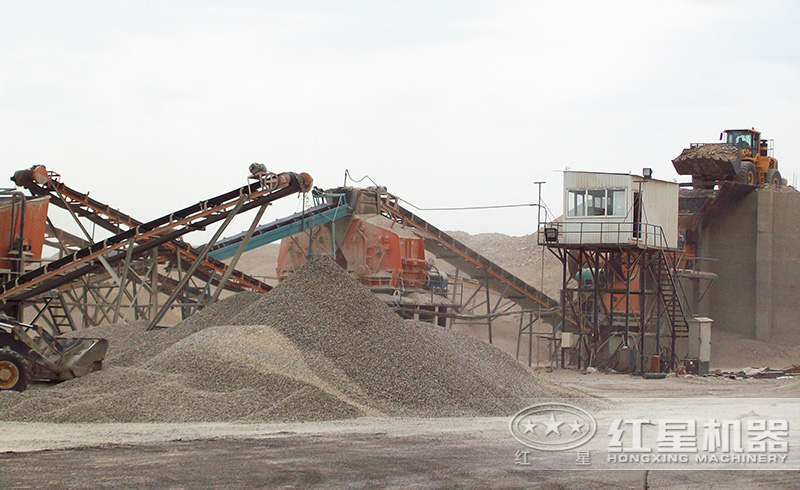 紅星用戶顎式破碎機碎石現(xiàn)場
