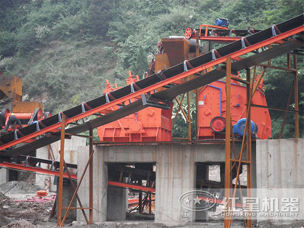 紅星反擊式破碎機(jī)碎石現(xiàn)場
