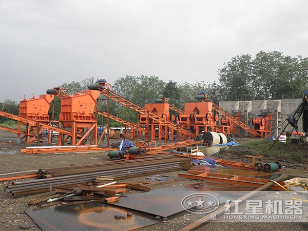 紅星用戶(hù)顎式破碎機(jī)生產(chǎn)線(xiàn)安裝現(xiàn)場(chǎng)