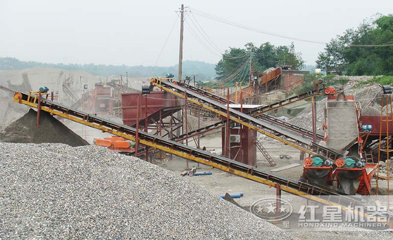 紅星用戶(hù)細(xì)破石頭生產(chǎn)線現(xiàn)場(chǎng)（對(duì)輥式破碎機(jī)現(xiàn)場(chǎng)）