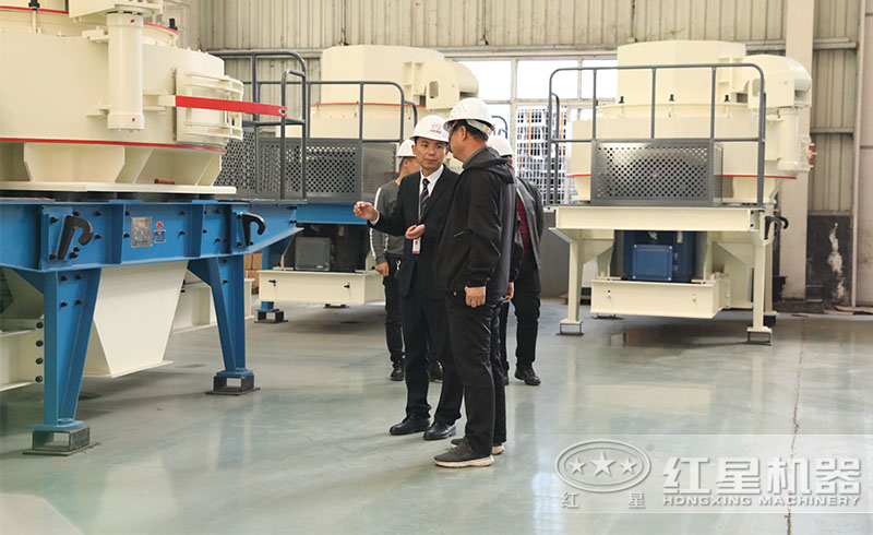 用戶(hù)來(lái)紅星廠區(qū)參觀購(gòu)置細(xì)破石頭破碎機(jī)