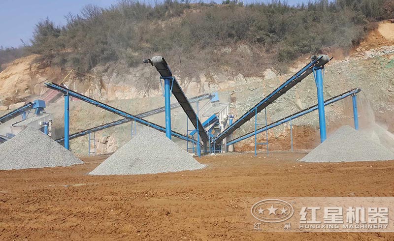 鵝卵石粉碎后的砂石規(guī)格多樣，品質(zhì)高，銷路廣