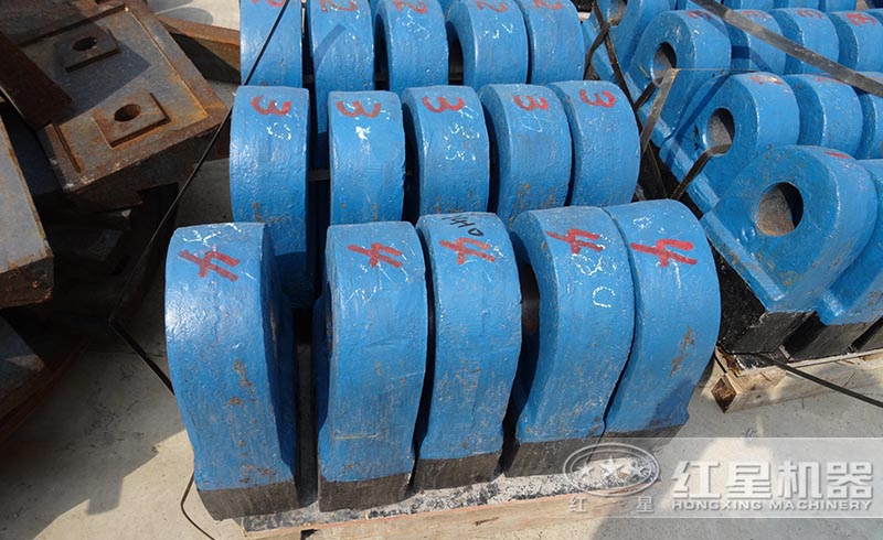 紅星錘式破碎機(jī)重要部件錘頭，高耐磨材質(zhì)鑄造而成，更經(jīng)久耐用