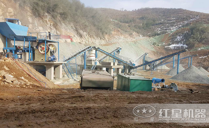 紅星用戶時產(chǎn)200噸的顎式磕石機粗碎現(xiàn)場