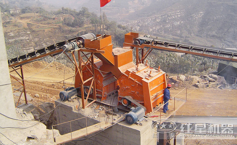 石子中碎設(shè)備—反擊式破碎機(jī)碎石現(xiàn)場(chǎng)