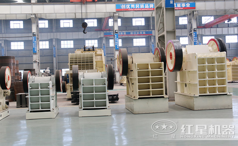 紅星砂石破碎機(jī)鑄造車(chē)間，多款機(jī)型現(xiàn)貨供應(yīng)