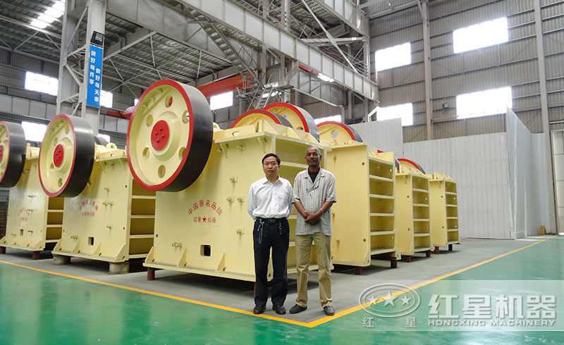 用戶不遠(yuǎn)千里來(lái)紅星廠區(qū)參觀了解鄂式碎石機(jī)