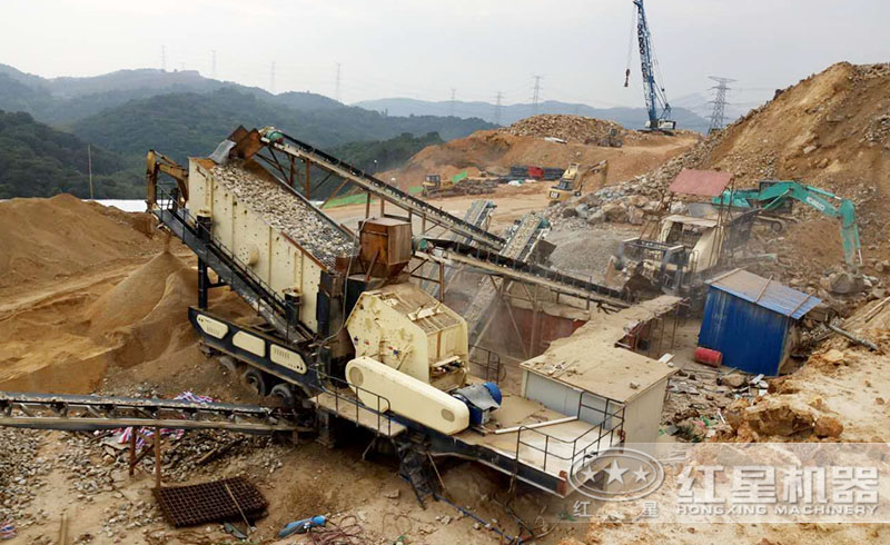 紅星用戶移動(dòng)式破碎機(jī)碎石生產(chǎn)線現(xiàn)場(chǎng)