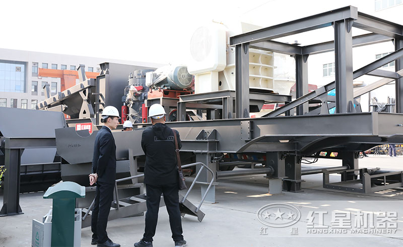 山西用戶來(lái)紅星廠區(qū)參觀了解移動(dòng)破碎機(jī)