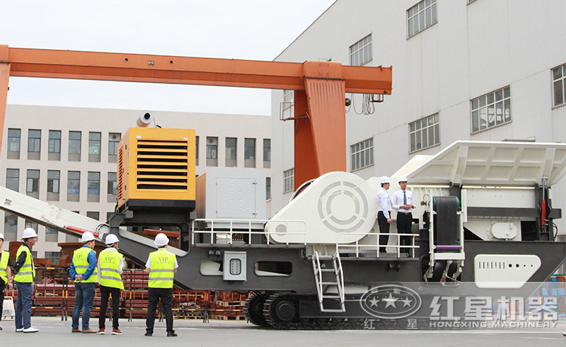 湖南用戶來紅星廠區(qū)參觀購置巖石破碎機(jī)