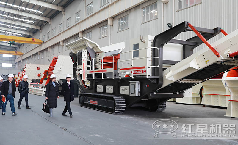 用戶來紅星廠區(qū)參觀購置移動(dòng)式建筑垃圾破碎機(jī)