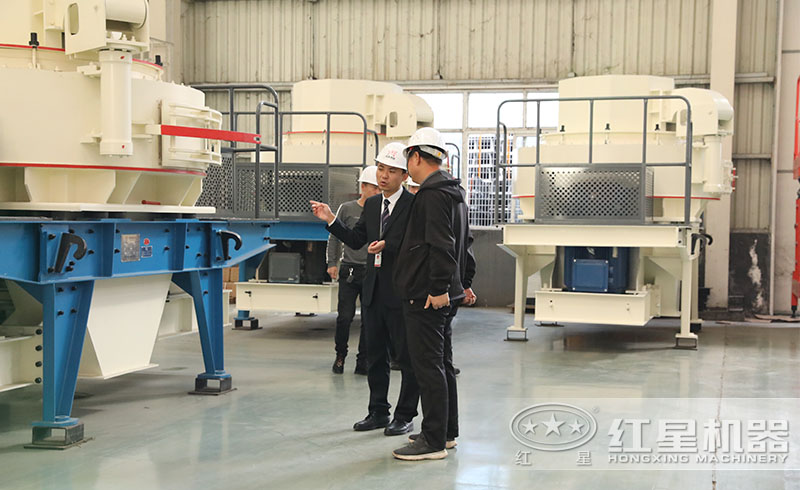 用戶不遠千里來紅星廠區(qū)參觀力購置制砂設備