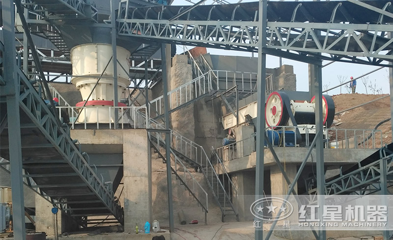 紅星用戶時產(chǎn)200噸左右的石料破碎現(xiàn)場