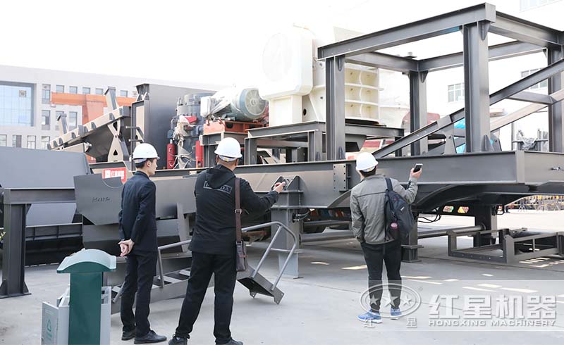 山東用戶不遠(yuǎn)千里來(lái)紅星廠區(qū)參觀購(gòu)置移動(dòng)式破碎設(shè)備