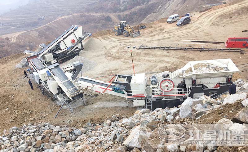 山東用戶的移動(dòng)式鵝卵石打砂生產(chǎn)線：移動(dòng)式顎破+移動(dòng)式圓錐+移動(dòng)式振動(dòng)篩