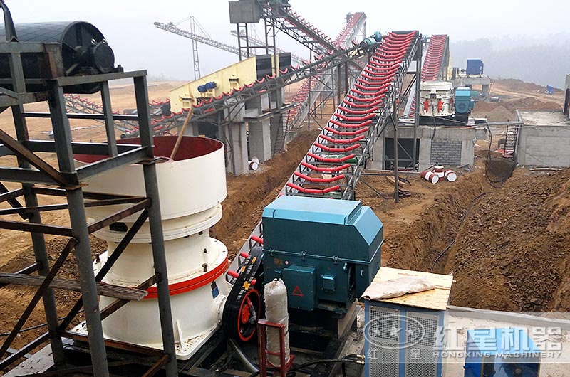 時(shí)產(chǎn)150噸的圓錐式碎石機(jī)作業(yè)現(xiàn)場(chǎng)