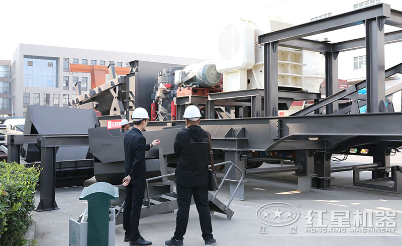 用戶來(lái)紅星廠區(qū)參觀購(gòu)置移動(dòng)式建筑垃圾破碎機(jī)