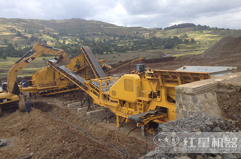 移動(dòng)式破碎生產(chǎn)現(xiàn)場