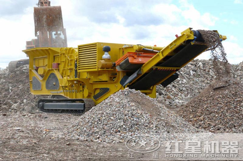 履帶式移動(dòng)破碎機(jī)工作現(xiàn)場(chǎng)