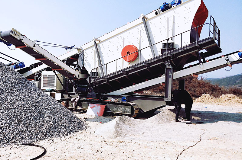 履帶式移動專用制砂生產(chǎn)現(xiàn)場